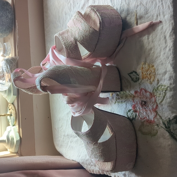 Platform lace up high heels, baby pink with creme lace - Picture 2 of 2